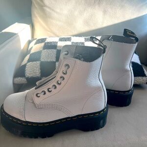 Dr. Martens zipper platform white boot 7.5